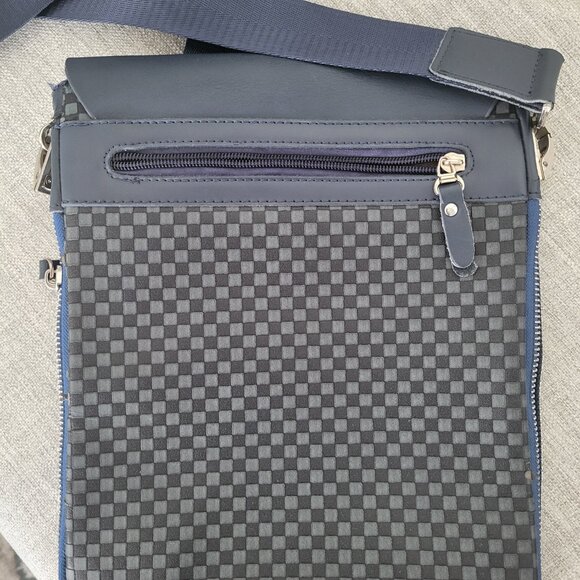 Louis Vuitton - Picture 3 of 8